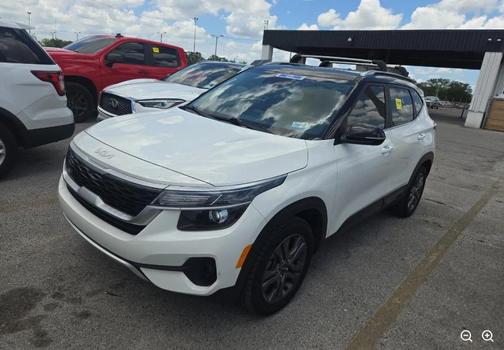 Clear White 2022 Kia Seltos S
