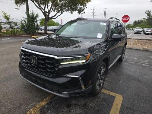 Crystal Black Pearl 2023 Honda Pilot Touring 8-Passenger