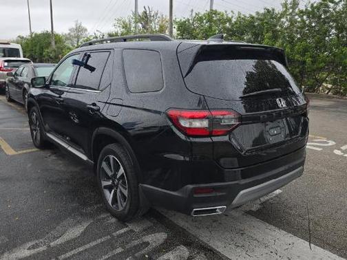 Crystal Black Pearl 2023 Honda Pilot Touring 8-Passenger