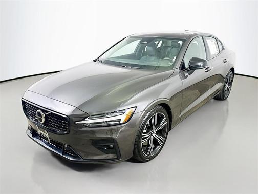 2024 Volvo S60 B5 Core Dark Theme