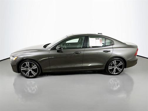 2024 Volvo S60 B5 Core Dark Theme