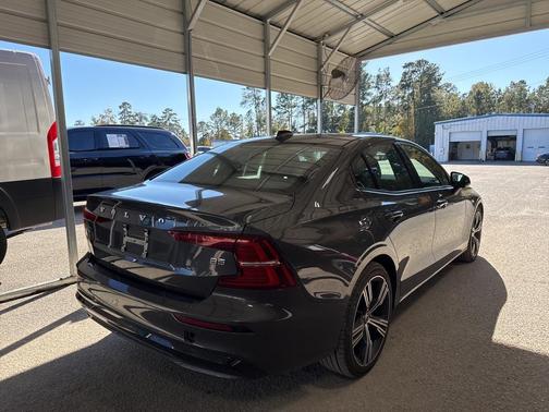 2024 Volvo S60 B5 Core Dark Theme