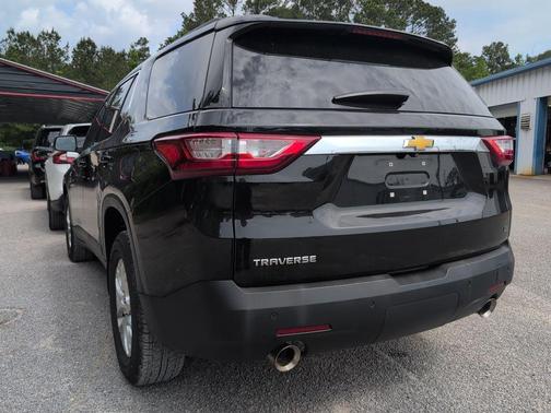 Mosaic Black Metallic 2021 Chevrolet Traverse LT Cloth