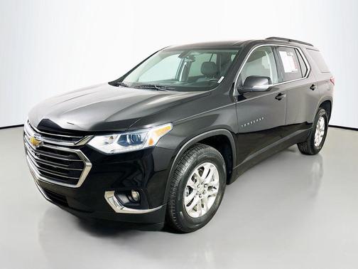 Mosaic Black Metallic 2021 Chevrolet Traverse LT Cloth