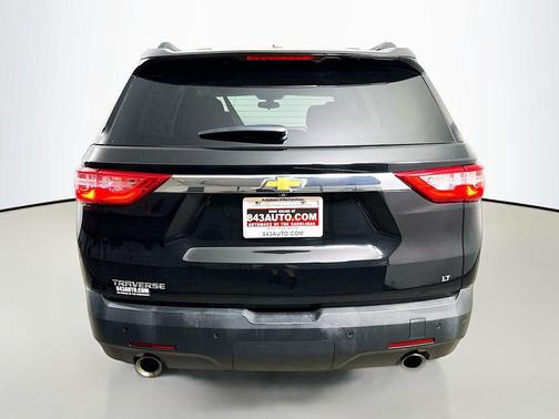 Mosaic Black Metallic 2021 Chevrolet Traverse LT Cloth
