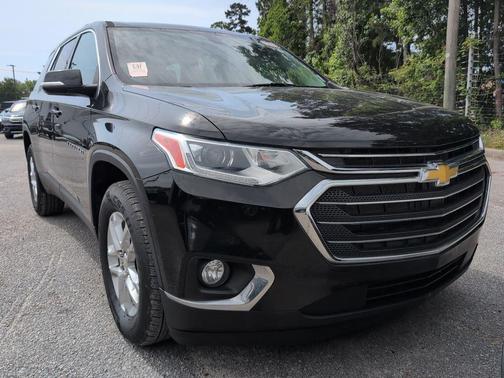 Mosaic Black Metallic 2021 Chevrolet Traverse LT Cloth