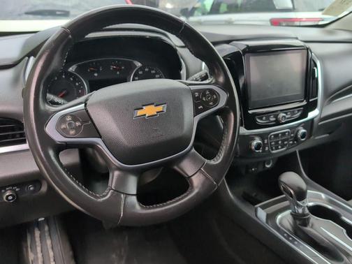 Mosaic Black Metallic 2021 Chevrolet Traverse LT Cloth