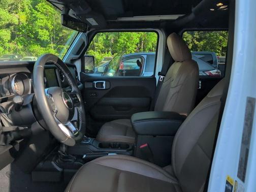 Bright White Clearcoat 2022 Jeep Wrangler Unlimited Sahara