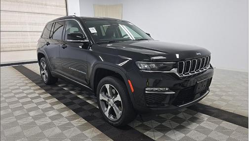 Diamond Black Crystal Pearlcoat 2023 Jeep Grand Cherokee 4xe Base