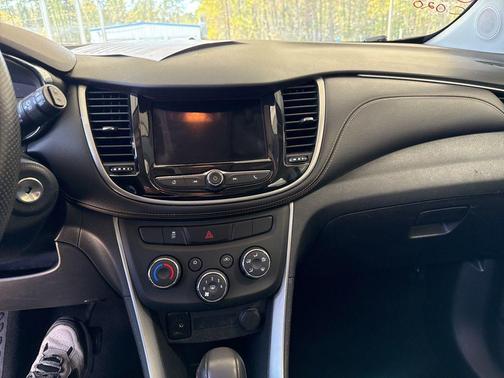 Summit White 2018 Chevrolet Trax LS