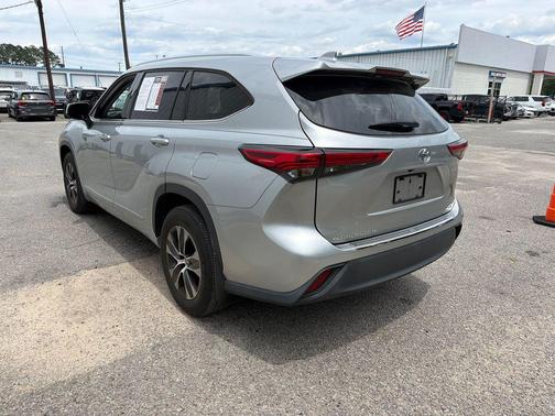 Celestial Silver Metallic 2021 Toyota Highlander XLE