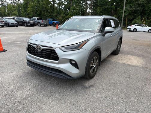 Celestial Silver Metallic 2021 Toyota Highlander XLE