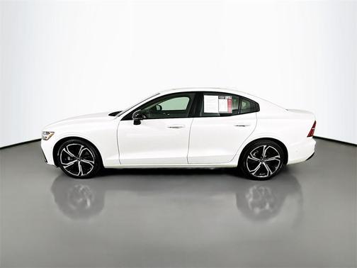 2024 Volvo S60 B5 Plus Dark Theme