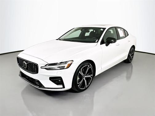 2024 Volvo S60 B5 Plus Dark Theme
