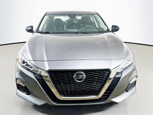 Glacier White 2022 Nissan Altima SR FWD