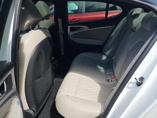 Uyuni White 2023 Genesis G70 3.3T AWD