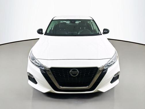 Glacier White 2022 Nissan Altima SR FWD