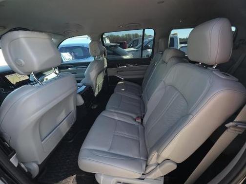 Diamond Black Crystal Pearlcoat 2022 Jeep Wagoneer Series II 4x2