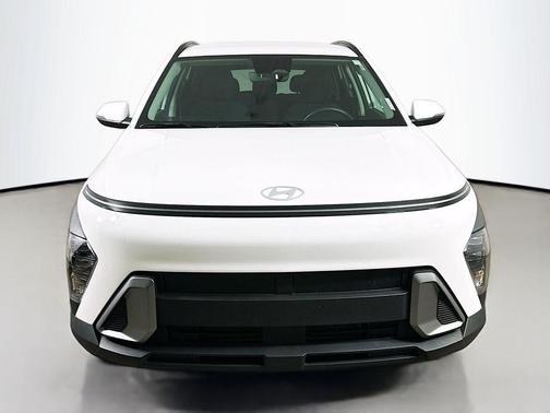 Atlas White 2025 Hyundai KONA SEL