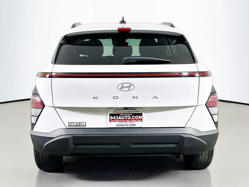 Atlas White 2025 Hyundai KONA SEL