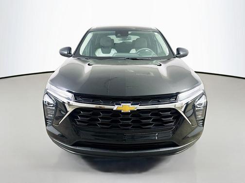 Mosaic Black Metallic 2025 Chevrolet Trax LS