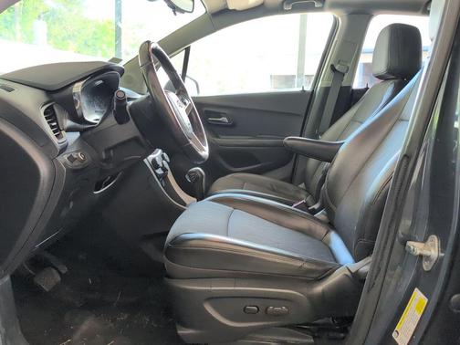 Shadow Gray Metallic 2022 Chevrolet Trax LT
