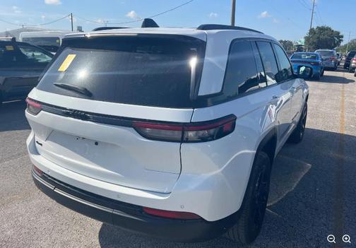 Bright White Clearcoat 2024 Jeep Grand Cherokee Altitude
