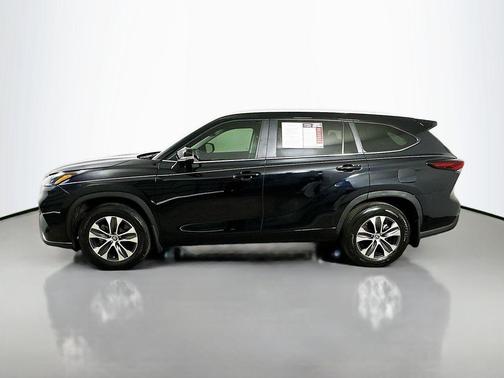Midnight Black Metallic 2024 Toyota Highlander XLE