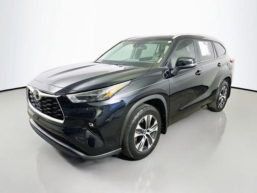 Midnight Black Metallic 2024 Toyota Highlander XLE
