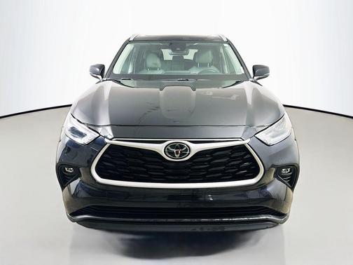 Midnight Black Metallic 2024 Toyota Highlander XLE