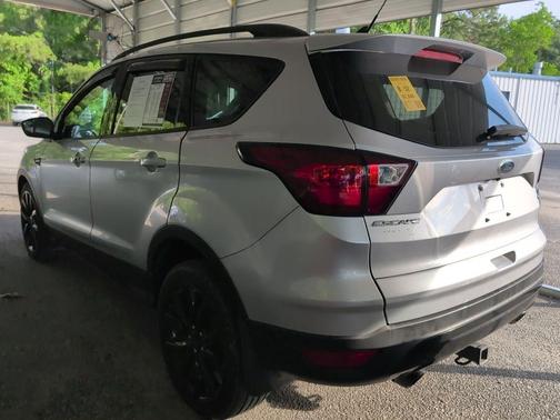 Ingot Silver Metallic 2019 Ford Escape SE