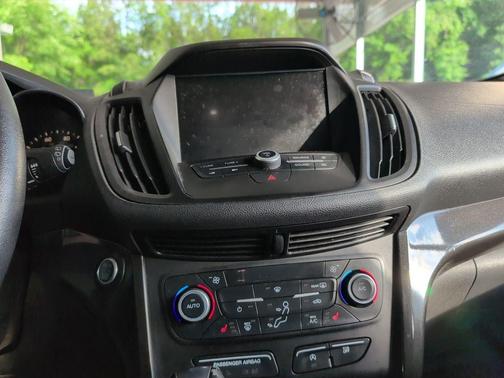 Ingot Silver Metallic 2019 Ford Escape SE