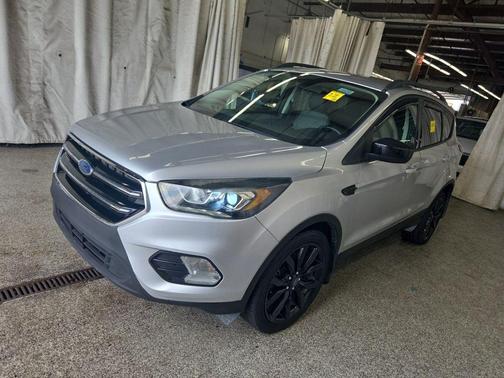 Ingot Silver Metallic 2019 Ford Escape SE