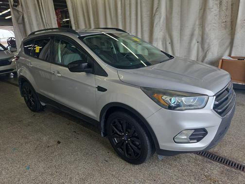 Ingot Silver Metallic 2019 Ford Escape SE