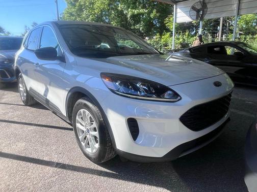 Star White Metallic Tri-Coat 2022 Ford Escape SE