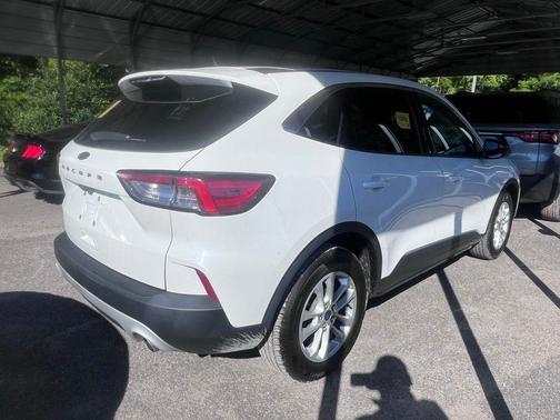 Star White Metallic Tri-Coat 2022 Ford Escape SE