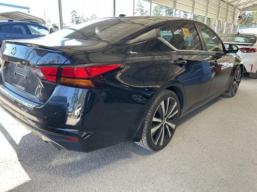 2022 Nissan Altima SR FWD