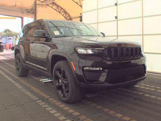 Diamond Black Crystal Pearlcoat 2023 Jeep Grand Cherokee Limited