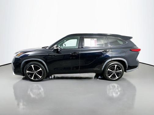 Midnight Black Metallic 2021 Toyota Highlander XSE