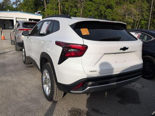 Summit White 2024 Chevrolet Trax LT