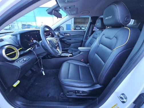 Summit White 2024 Chevrolet Trax FWD ACTIV