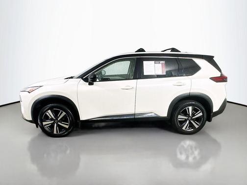 Pearl White Tricoat/Super Black 2021 Nissan Rogue SL