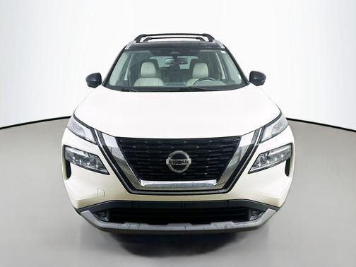 Pearl White Tricoat/Super Black 2021 Nissan Rogue SL