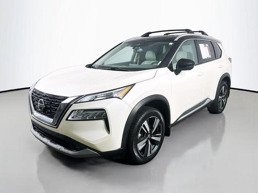 Pearl White Tricoat/Super Black 2021 Nissan Rogue SL