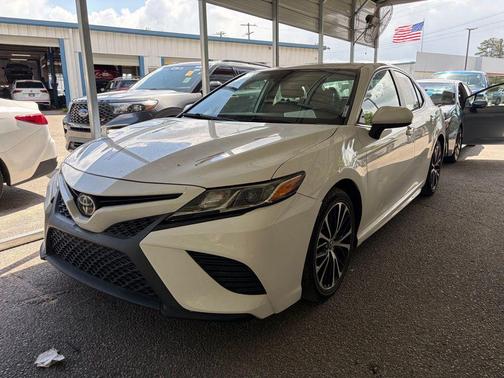 Super White 2019 Toyota Camry SE