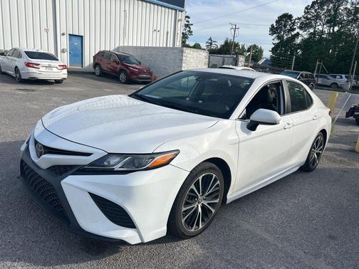 Super White 2019 Toyota Camry SE