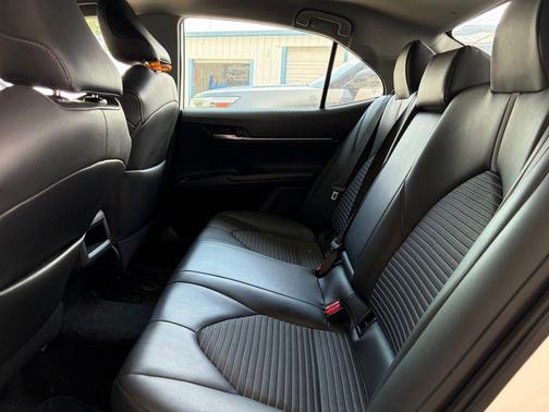 Super White 2019 Toyota Camry SE
