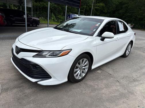 Super White 2018 Toyota Camry LE