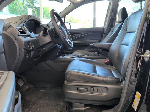 Crystal Black Pearl 2020 Honda Pilot Touring 8-Passenger