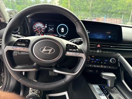 Fluid Metal 2025 Hyundai ELANTRA SEL